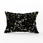 - Rh-Dik-7944-Gorsel1 - Realhomes Siyah Zemin Üzerinde Gold Detaylı Geometrik Desenli Dikdörtgen Yastık Kırlent Kılıfı Realhomes