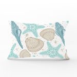 - Rh-Dik-7955-Gorsel1 - Realhomes Beyaz Zemin Üzerinde Deniz Kabuğu Desenli Dikdörtgen Yastık Kırlent Kılıfı Realhomes