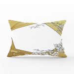 - Rh-Dik-7972-Gorsel1 - Realhomes Gold Zemin Üzerinde Beyaz Gül Motifli Dijital Baskılı Modern Dikdörtgen Yastık Kırlent Kılıfı Realhomes