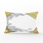 - Rh-Dik-7973-Gorsel1 - Realhomes Gold Zemin Üzerinde Beyaz Gül Motifli Dijital Baskılı Modern Dikdörtgen Yastık Kırlent Kılıfı Realhomes