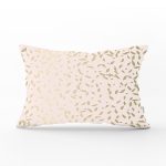 Pastel Zemin Üzerinde Gold Detaylı Geometrik Desenli Dikdörtgen Yastık Kırlent Kılıfı Realhomes