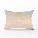 Pastel Zemin Üzerinde Gold Detaylı Geometrik Desenli Dikdörtgen Yastık Kırlent Kılıfı Realhomes