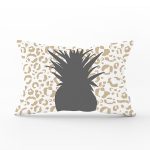 - Rh-Dik-7993-Gorsel1 - Realhomes Beyaz Zemin Üzerinde Gold Detaylı Ananas Desenli Modern Dikdörtgen Yastık Kırlent Kılıfı Realhomes