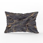 - Rh-Dik-8145-Gorsel1 - Realhomes Siyah Zemin Üzerinde Gold Detaylı Mermer Desenli Modern Dikdörtgen Yastık Kırlent Kılıfı Realhomes