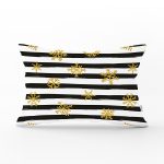 - Rh-Dik-8206-Gorsel1 - Realhomes Beyaz Zemin Üzerinde Siyah Çizgili Gold Detaylı Kartanesi Dikdörtgen Yastık Kırlent Kılıfı Realhomes