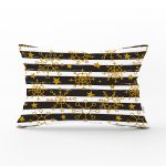 - Rh-Dik-8209-Gorsel1 - Realhomes Beyaz Zemin Üzerinde Siyah Dekoratif Çizgili Gold Desenli Kartanesi Dikdörtgen Kırlent Kılıfı Realhomes