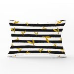 - Rh-Dik-8211-Gorsel1 - Realhomes Beyaz Zemin Üzerinde Siyah Çizgili Gold Detay Yapraklı Dikdörtgen Yastık Kırlent Kılıfı Realhomes