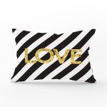 - Rh-Dik-8212-Gorsel1 - Realhomes Beyaz Zemin Üzerinde Siyah Yatay Çizgili Gold Renkli Love Yazılı Dikdörtgen Kırlent Kılıfı Realhomes