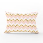 - Rh-Dik-8213-Gorsel1 - Realhomes Pembe Zemin Üzerinde Gold Detaylı Renkli Zigzag Desenli Dikdörtgen Yastık Kırlent Kılıfı Realhomes