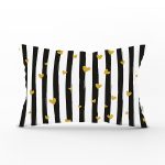 - Rh-Dik-8217-Gorsel1 - Realhomes Beyaz Zemin Üzerinde Gold Detaylı Çizgili Dikdörtgen Yastık Kırlent Kılıfı Realhomes