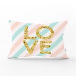 - Rh-Dik-8219-Gorsel1 - Realhomes Beyaz Zemin Üzerinde Gold Detaylı Love Yazılı Dijital Baskılı Modern Dikdörtgen Yastık Kılıfı Realhomes