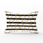 - Rh-Dik-8227-Gorsel1 - Realhomes Beyaz Zemin Üzerinde Siyah Çizgili Gold Detaylı Yaprak Desenli Dikdörtgen Kırlent Kılıfı Realhomes