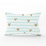 - Rh-Dik-8231-Gorsel1 - Realhomes Beyaz Zemin Üzerinde Renkli Çizgili Gold Detaylı Kalp Desenli Dikdörtgen Kırlent Kılıfı Realhomes