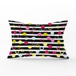 - Rh-Dik-8233-Gorsel1 - Realhomes Beyaz Zeminüzerinde Yatay Çizgili Renkli Puantiyeli Dikdörtgen Yastık Kırlent Kılıfı Realhomes