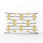 - Rh-Dik-8234-Gorsel1 - Realhomes Beyaz Zemin Üzerinde Gold Renkli Ananas Desenli Modern Dikdörtgen Yastık Kırlent Kılıfı Realhomes