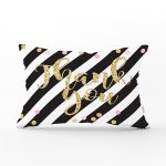 - Rh-Dik-8238-Gorsel1 - Realhomes Beyaz Zemin Üzerinde Siyah Yatay Çizgili Gold Renkli Yazılı Dikdörtgen Yastık Kırlent Kılıfı Realhomes