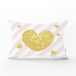 - Rh-Dik-8239-Gorsel1 - Realhomes Beyaz Zemin Üzerinde Pembe Yatay Çizgili Gold Detaylı Kalp Desenli Dikdörtgen Yastık Kılıfı Realhomes