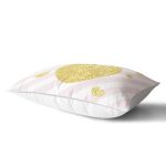 - Rh-Dik-8239-Gorsel2 - Realhomes Beyaz Zemin Üzerinde Pembe Yatay Çizgili Gold Detaylı Kalp Desenli Dikdörtgen Yastık Kılıfı Realhomes