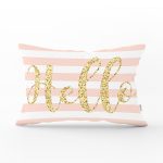 - Rh-Dik-8242-Gorsel1 - Realhomes Beyaz Zemin Üzerinde Pembe Yatay Çizgili Gold Detaylı Hello Yazılı Dikdörtgen Yastık Kılıfı Realhomes