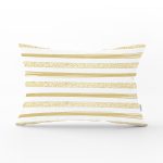 - Rh-Dik-8243-Gorsel1 - Realhomes Beyaz Zemin Üzerinde Gold Detaylı Yatay Çizgili Modern Dikdörtgen Yastık Kırlent Kılıfı Realhomes