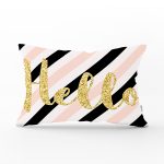 - Rh-Dik-8245-Gorsel1 - Realhomes Beyaz Zemin Üzerinde Renkli Yatay Çizgili Gold Detaylı Hello Yazılı Dikdörtgen Yastık Kılıfı Realhomes