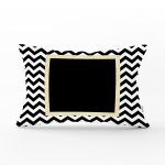 - Rh-Dik-8251-Gorsel1 - Realhomes Beyaz Zemin Üzerinde Gold Detaylı Siyah Zigzag Desenli Dikdörtgen Yastık Kırlent Kılıfı Realhomes