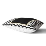 - Rh-Dik-8251-Gorsel2 - Realhomes Beyaz Zemin Üzerinde Gold Detaylı Siyah Zigzag Desenli Dikdörtgen Yastık Kırlent Kılıfı Realhomes
