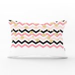 - Rh-Dik-8252-Gorsel1 - Realhomes Beyaz Zemin Üzerinde Renkli Geometrik Zigzag Desenli Dikdörtgen Yastık Kırlent Kılıfı Realhomes