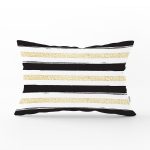 - Rh-Dik-8255-Gorsel1 - Realhomes Beyaz Zemin Üzerinde Gold Detaylı Siyah Yatay Çizgili Dikdörtgen Yastık Kırlent Kılıfı Realhomes