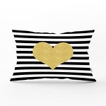 - Rh-Dik-8262-Gorsel1 - Realhomes Beyaz Zemin Üzerinde Siyah Yatay Çizgili Gold Detaylı Kalp Desenli Dikdörtgen Kırlent Kılıfı Realhomes