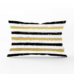 - Rh-Dik-8263-Gorsel1 - Realhomes Beyaz Zemin Üzerinde Gold Detaylı Siyah Yatay Çizgili Dikdörtgen Yastık Kırlent Kılıfı Realhomes