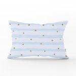 - Rh-Dik-8278-Gorsel1 - Realhomes Beyaz Zemin Üzerinde Mavi Renkli Yatay Çizgili Gold Detay Puantiyeli Dikdörtgen Yastık Kılıfı Realhomes