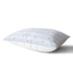 - Rh-Dik-8278-Gorsel2 - Realhomes Beyaz Zemin Üzerinde Mavi Renkli Yatay Çizgili Gold Detay Puantiyeli Dikdörtgen Yastık Kılıfı Realhomes