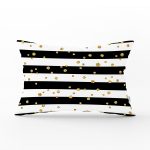 - Rh-Dik-8281-Gorsel1 - Realhomes Beyaz Zemin Üzerinde Siyah Yatay Çizgili Gold Detaylı Puantiyeli Dikdörtgen Kırlent Kılıfı Realhomes