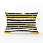 - Rh-Dik-8283-Gorsel1 - Realhomes Beyaz Zemin Üzerinde Renkli Yatay Çizgili Gold Detaylı Puantiyeli Dikdörtgen Yastık Kılıfı Realhomes