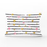 - Rh-Dik-8292-Gorsel1 - Realhomes Beyaz Zemin Üzerinde Siyah Çizgili Renkli Yıldız Desenli Dikdörtgen Yastık Kırlent Kılıfı Realhomes