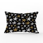- Rh-Dik-8297-Gorsel1 - Realhomes Siyah Zemin Üzerinde Gold Detaylı Beyaz Yıldız Desenli Dikdörtgen Yastık Kırlent Kılıfı Realhomes