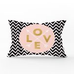 - Rh-Dik-8301-Gorsel1 - Realhomes Siyah Zemin Üzerinde Geometrik Zigzag Desenli Love Yazılı Dikdörtgen Yastık Kırlent Kılıfı Realhomes