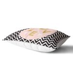 - Rh-Dik-8301-Gorsel2 - Realhomes Siyah Zemin Üzerinde Geometrik Zigzag Desenli Love Yazılı Dikdörtgen Yastık Kırlent Kılıfı Realhomes