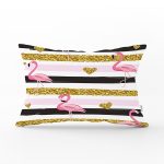 - Rh-Dik-8303-Gorsel1 - Realhomes Beyaz Zemin Üzerinde Flamingo Desenli Gold Detaylı Yatay Çizgi Dikdörtgen Kırlent Kılıfı Realhomes