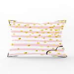 - Rh-Dik-8314-Gorsel1 - Realhomes Beyaz Zemin Üzerinde Gold Detaylı Kalp Desenli Modern Dikdörtgen Yastık Kırlent Kılıfı Realhomes