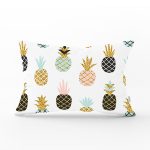 - Rh-Dik-8315-Gorsel1 - Realhomes Beyaz Zemin Üzerinde Gold Detaylı Ananas Desenli Modern Dikdörtgen Yastık Kırlent Kılıfı Realhomes