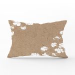 - Rh-Dik-8375-Gorsel1 - Realhomes Rengarenk Zemin Üzerinde Beyaz Çiçek Desenli Dikdörtgen Yastık Kırlent Kılıfı Realhomes