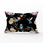 - Rh-Dik-8384-Gorsel1 - Realhomes Siyah Zemin Üzerinde Kuş Desenli Dijital Baskılı Modern Dikdörtgen Yastık Kırlent Kılıfı Realhomes