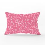 - Rh-Dik-8404-Gorsel1 - Realhomes Rengarenk Zemin Üzerinde Beyaz Çiçek Desenli Dikdörtgen Yastık Kırlent Kılıfı Realhomes