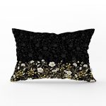 - Rh-Dik-8419-Gorsel1 - Realhomes Siyah Zemin Üzerinde Gold Detaylı Çiçek Desenli Modern Dikdörtgen Yastık Kırlent Kılıfı Realhomes