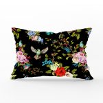 - Rh-Dik-8426-Gorsel1 - Realhomes Siyah Zemin Üzerinde Çiçek Desenli Kuş Figurlu Modern Dikdörtgen Yastık Kırlent Kılıfı Realhomes