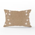 - Rh-Dik-8567-Gorsel1 - Realhomes Rengarenk Zemin Üzerinde Beyaz Çiçek Desenli Dikdörtgen Yastık Kırlent Kılıfı Realhomes