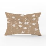 - Rh-Dik-8568-Gorsel1 - Realhomes Rengarenk Zemin Üzerinde Beyaz Çiçek Desenli Dikdörtgen Yastık Kırlent Kılıfı Realhomes