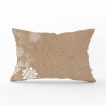 Pastel Zemin Üzerinde Beyaz Çiçek Desenli Dikdörtgen Yastık Kırlent Kılıfı Realhomes